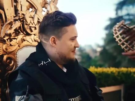 法国最终兵器,也是CS2最厉害的武器。 一个26岁的天才少年,30座MVP加身,四次TOP1,如果问现在GOAT到底是谁?毋庸置疑,zywoo。究竟能带领蜜蜂统治多久?尽情期待他的show time。#载物 #zywoo #cs #vitality #blast