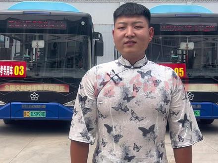 高考专线男司机穿旗袍给考生打气,当事人:特意问姐姐借的#2024洛阳高考 #2024洛阳考生加油 #2024洛阳高考加油