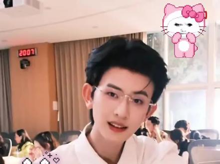 终于懂了闺蜜为什么进入短剧圈出不来了😄短剧男神级别:陈添祥&张翅,谁是你心中的白月光?一个是帝王将军赛道,一个是疯批病娇奶狗赛道,两人古装现代装都各有各的特色,颜值担当,真诚永远是他们的必杀技❤️❤️
#那些年追过的剧 #陈添祥 #张翅#纪墨寒 #郁天冬