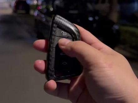 夜晚的宝马X3太好看了。远程启动搭配上勺子大灯和天使之翼的迎宾灯仪式感满满。#宝马 #宝马x3 #提车大吉 #宝马远程启动 #撸车日常