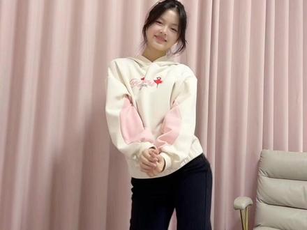 高尔夫摇😜 写完作业,过把高尔夫瘾 #高尔夫舞 #骗你生女儿系列 #居家舞蹈 #舞蹈生 #舞蹈日常