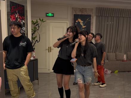 渝锋同行同门聚会 一起唱一起笑一起开心一起闹,这是一群一起追锋哥都人#谢霆锋 #谢霆锋粉丝 #渝锋同行 #evolution #谢霆锋演唱会