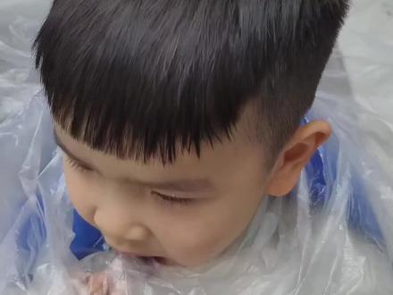 在家给小孩烫头发,零基础也可以学会锡纸烫#在家给小孩烫头发#零基础学烫发#学理发#锡纸烫方法