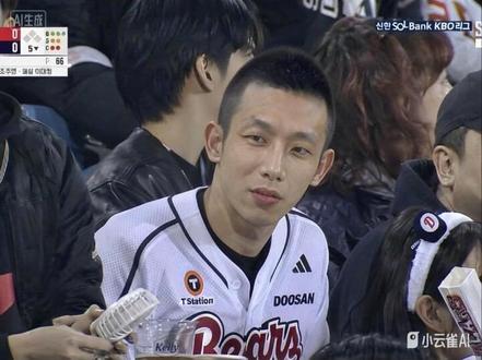 在韩国看棒球赛被转播镜头抓拍 #小云雀AI #小云雀AI一键图片设计 #棒球赛 #韩系 #旭旭宝宝 看棒球比赛ai 韩国棒球赛被拍到 韩国大屏ai指令