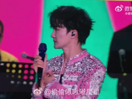 #周深 “不依赖哥哥算长大吗”🌟“算~算~算哥哥不够努力”😝哈哈哈哈……宝贝恶心到自己了😬