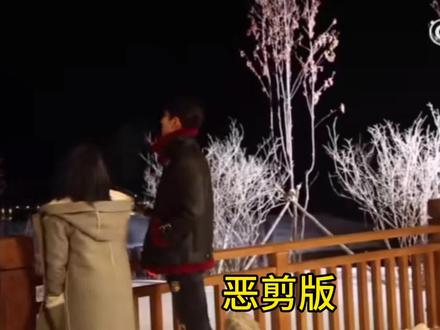 王鹤棣所有视频都是本条视频这种恶意剪辑
1、他绊那个男生是因为做游戏,有任务让szh 假摔泼水,通过慢放视频可以看出,邵子恒自己往左伸脚了。而且这节目大家都放的比较开,他被踹一脚,痛的地上打滚,起来也笑嘻嘻的。脸上被人抓伤,也安慰粉丝游戏磕碰很正常。他一直也玩得起。
2、小蛋糕是因为综艺里他们有个健身群,在互相监督健身,自律,所以王鹤棣才没让他吃蛋糕。hzt白磷型人格复述的时候用词很夸张。他后面也说了他让自己变的越来越好
3、倒水桶是在做游戏,剩下来水最多的一方获胜,他们要弄掉对方的水,只是lyw 刚好站在那里,不是故意弄他的,综艺里大家关系很好
4、冰剑是因为他们在综艺里半夜爬雪山,尝试了很多次,都滑下来了,直到大家都力竭了,只有王鹤棣一个人还在坚持爬,大家在下面给他加油。他上去之后,把绳子放下来,其他人才爬上去的,那几把剑就是奖励。也就是说,没有他,他们也没有那个剑。因为给他们放绳子,四把剑都被绳子弄掉了,最后只剩下两把。给了lyw 一把,他拿到手就被自己弄断了。另一把在王鹤棣手里。然后中间的被剪了,最后的画面是王鹤棣手里的剑没了,lyw 手里多了一把,所以是王鹤棣把自己手里的给了他。然后因为爆闪团的口号是“爆爆爆”大家的都碎了,所以他是在刚喊完口号之后响应那个“爆爆爆”才弄碎的,弄完他看lyw 是真的喜欢,不是开玩笑,就笑笑说感觉自己在欺负小孩,再给他买一个。节目在冰雪大世界里录的,所以很多这种冰剑的。
5、综艺里大家关系都很好,全男综艺玩的也比较开,这个节目的特点就是既不尊老也不爱幼,王鹤棣节目收官的时候也向hxm道歉了,他是为了做综艺效果,hxm也很喜欢他,最后收官互选的时候,hzt ,szh ,hxm ,都选择了他,他们很喜欢他的,大家不要过度解读。
6、和ysx的视频都是片场互相打闹,yxh 只截取了他弄ysx 的没有放ysx 弄他的片段。这些视频以前cp 粉都是当糖嗑的。。。。现在就这样变脸,说他欺负人……其实他在片场和谁都差不多,无聊的时候玩玩游戏,和演员追逐打闹,有他的片场气氛很活跃。很多演员都公开表示有他的片场很欢乐。
7、其他的综艺片段,都是相互推拉撕扯的,来综艺玩游戏就是为了赢的,他也被别人打,泼水,玩弄,也没有把zbb弄成脑震荡。
粉丝已发澄清 大家可以去搜一下 或者看原片#不舒服文学 #王鹤棣 #流星花园 #上热门
