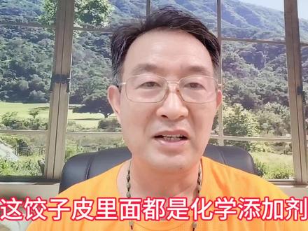 你知道在外面买的饺子皮面条为什么不粘吗?先看视频