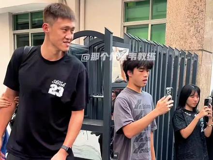 周鹏下赛季抉择#周鹏
退役or回归广东?#广东宏远 #深圳男篮