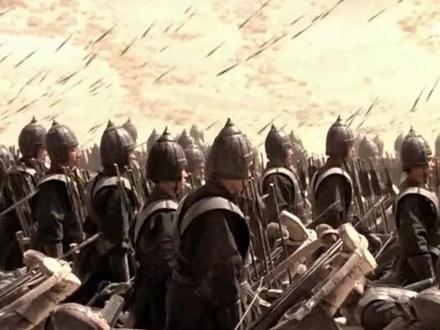 40分钟看懂:秦始皇灭六国前夕,秦国高层激烈的内部权力斗争! #秦始皇 #人文星闪耀计划 #一口气看完文化经典 #抖音精选
#抖音知识年终大赏
本期将解答以下问题:
1.秦始皇在登基十年后才亲政掌权,过去十年究竟发生了什么?秦国高层的政治斗争有多激烈?
2.吕不韦是如何做好一名政治掮客的?在奇货可居的投资中,他是如何保证自己的利益的?
3.为什么秦国提前百年上演了在两汉时期滥觞的外戚政治?为什么其余六国没有?
4.商鞅变法给秦国留下了一个怎样的几乎葬送五百年基业的巨大bug?
5.为什么王翦领六十万大军灭楚之前都没封侯,嫪毐却封了长信侯?难道真的只是凭借伺候帝太后的特长吗?
6.秦国高层外戚派系的激烈斗争是如何发生的?始皇帝又是如何一步步集权,扫除一切灭六国前的内部矛盾的?
参考文献以及简单的创作说明:
史记 司马迁
秦谜 李开元
秦始皇传 张分田
秦汉史 田余庆
始皇帝的遗产: 秦汉帝国 鹤间和幸
春秋战国质子制度考论 杨爱民
论中国外戚政治的起源及形成的历史条件 李禹阶
秦国外戚干政的历史条件 李禹阶
秦及汉初外戚的政治平衡作用 张梦晗
战国后期秦国外戚研究 王朝潮
本来是打算将嬴政登基十年与灭六国做在同一期的,后来发现时长太长了,就将灭六国放在下一期,下一期的内容要更多。
其实关于嬴政登基后,秦国高层的权力结构,传统观点是吕不韦、帝太后、嫪毐实际掌权。
本期视频主要引用了《秦谜》第一、第二案的研究成果,强调了夏太后以及华阳太后的存在。
李先生的确是当代秦汉学术史绕不开的一位学者,我也并不认为这本书提出的观点便是这段历史唯一正确的解,恰如夏太后与韩国宗室联系的推导略显牵强。
这部书也有部分缺憾,比如关于昌平君与丞相启的关系,周海鋒2020年的《秦丞相啟非昌平君說》,用新出土的秦简推翻了。
但是在有限的秦汉史料下,李先生给出的结论整体还是能让我信服的。
除此之外,我在《秦谜》介绍三宫太后及其外戚势力的基础上,对秦国外戚政治的根源与发展进行了一部分拓展。