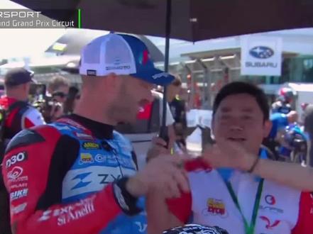 张雪:瓦伦丁不是没人要!#张雪夺冠 #机车 #WSBK