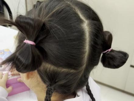 新年发型特辑2️⃣ 古风服饰配上蝴蝶结发型,又有古风韵味,又不失可爱甜美。过年一定要给女儿安排,保证初一到十五天天不重样噢!
#时尚圈不能没有人类幼崽 #新年发型 #新年发型不重样 #儿童编发 #发型教程简单好看