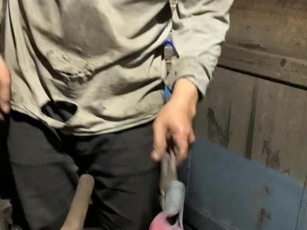 铁匠最大的秘密:烧红的铁不能用手摸