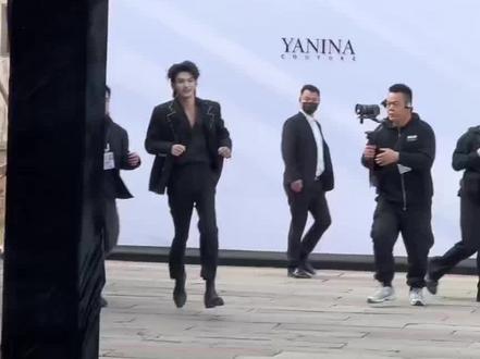 原声看云旗,前面的视频是现场姐妹们拍的,后面的是内部人员拍的#云旗濮院高定时尚秀