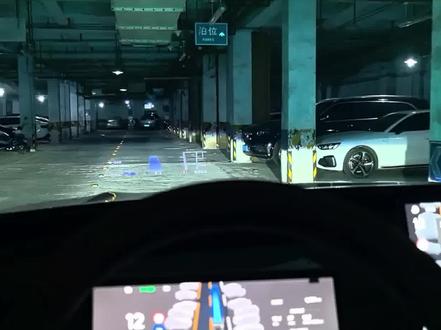 零跑D19入老旧小区车库自动泊车 #零跑D19 #智驾 #智能辅助驾驶 #自动泊车 #自动泊车第一视角 今天一共停了三次,就这次没成功。我这个车位确实难度比较大,柱子又大又不规则,上面还有水管。右边那个保时捷老卡宴还长期压线停车。
不过这个表现我还是很满意了,毕竟现在还不是完全体,就等7月份元戎启行和高通8797彻底融合,到时表现一定能超出预期。