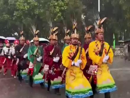 目瑙纵歌~景颇族语意思是,大家一起来跳舞!目瑙纵歌节,是聚居在云南省德宏州景颇族人的大型聚会。每年的农历正月十五、十六日举行!场面壮观,舞蹈庄严又活泼,传承祭祀天地自然、祭奠祖先、不忘历史、乐在当下!音乐特色鲜明、节奏强烈、旋律优美动听!