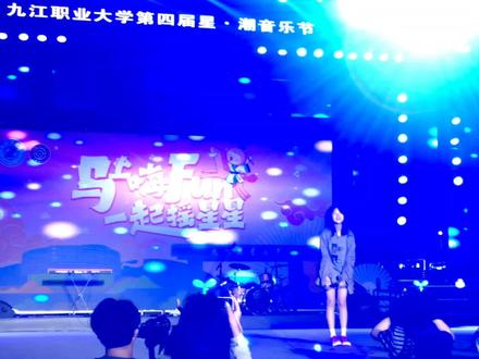 雨爱!!!太好听啦 才14岁唱的这么好听,杨丞琳的《雨爱》14岁女孩完整版#大学生音乐节 #雨爱 #杨丞琳 #九江职业大学 #校园音乐节live
