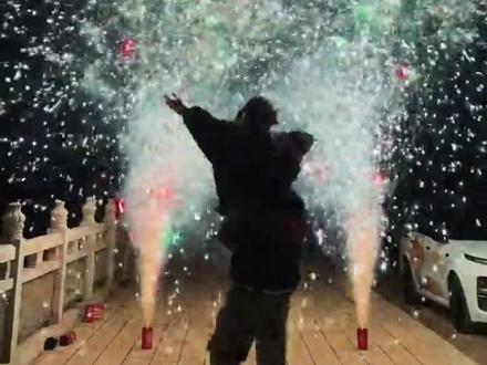 搞笑版转圈圈 别慌,都有的,抱完你的抱你的,抱完你的抱你的 #烟花转圈圈 #新年烟花 #烟花