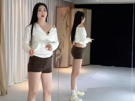 《魔法转盘摇》火爆热门短视频舞蹈 详细分解教程来啦 #魔法转盘舞 #主播舞蹈 #卡点舞 #舞蹈教学 #一学就会系列