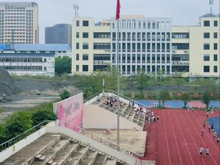 五星红旗迎风飘扬 听说轻唱五星红旗,红旗仿佛能听懂,会飘扬起来。我也来试一试、真的神了#家门口的国旗#五星红旗迎风飘扬 #国旗回应 #歌唱我的祖国