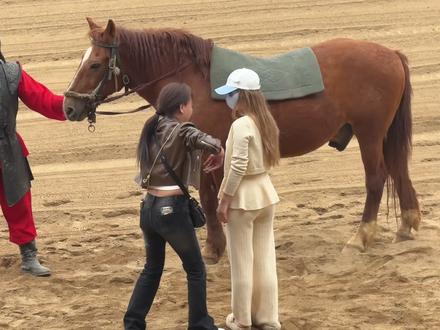 这俩绝对是真闺蜜,招式都一样#飞身上马#搞笑#清明上河园#闺蜜#人类对清明上河园的开发不足百分之一