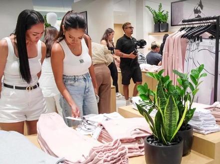 一条瑜伽裤卖千元,新中产收割机,想挑战Lululemon? 还没在中国开店,就已经假货满天飞,甚至有人为了它专门打飞的去曼谷,Alo到底是何方神圣?#Alo #瑜伽裤 #零距离看懂财经