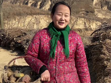 这是我的家乡,美丽的黄土高原,我们的窑洞建在半山腰,我们这里问候一般要靠吼,这里没有车贷房贷,如果让你呆在这里你能呆多久呢?#记录真实生活 #乡村守护人 #农村生活 #陕北丽姐