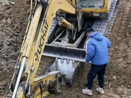 下陡坡时不规范操作就是这样的结果!#挖掘机 #挖掘机教学 #挖掘机培训 #零基础学挖机 @抖音小助手