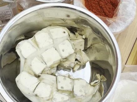 绝命毒师自制霉豆腐🧐
找找这个视频中有多少漏洞🥸#分享家乡美食 #霉豆腐教程 #豆腐乳 #霉豆腐 #霉豆腐制作