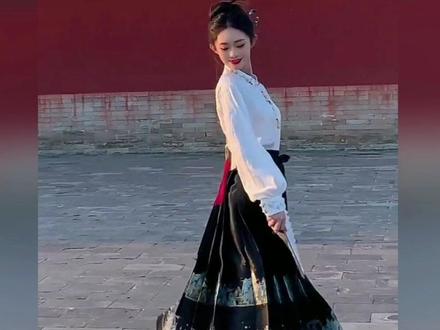 #东方美学中的女性力量 深入感受中国传统文化的自信,东方美学中的女性力量这下真的被世界看到了 #马面裙 #女书 #周边 #沪上阿姨马面裙杯