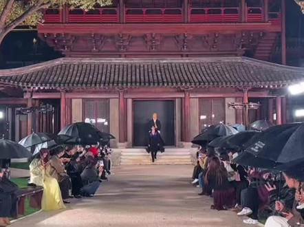 是我担 是我担!!!!!(骄傲./)#云旗濮院高定时装周 #领闭 #濮院高定时装周