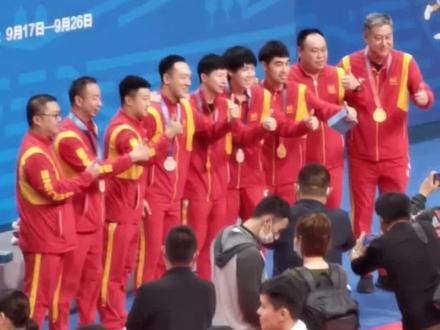 女子单打颁奖典礼之后,等候拍大合照的北京队!不得不说京队的关系真的很团结!(视频源自某浪博主:请给我智慧的头脑吧,侵删)#国乒 #十四运 #全运会#马龙#王楚钦#闫安#徐晨皓