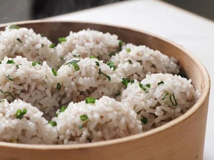 我的家乡美食/粢毛肉圆/珍珠肉丸/新年菜
粢毛肉圆是我家乡塘栖的五太名小吃之一
粢( zi )这个字不太常用,我们从小到大也也都叫它的
别音刺毛肉圆过年几乎每家每户都做,,用来招
待客人,平时只有过节或者办喜事的时候才有机
会吃到
肥瘦相间的肉沫加了糯米后口感油润软糯糯,既是
菜又可以当主食也可以当点心,是物质匮匮乏的小
时候过年最盼望的一道美食!寓意意也很好,团团
圆圆蒸蒸日上!
其他很多地方也有这单菜,基本都叫珍珍珠丸子或
者糯米丸子,法都差不多,有些肉丸子里面不
加糯米更方便一些,纯肉丸的口感会结实一些,
加了糯米的口感更松软糯香
肉丸里面还可以加马蹄或者香菇之类的增增加一些
口感层次,看自己喜好
祝大家新年快乐没
◆可以直接滑到最后看菜谱
(更正一下菜谱里的蒜泥改成姜泥)
#美食 #我的家乡美食 #美食教程 #年夜饭 #年夜饭必备的家常菜