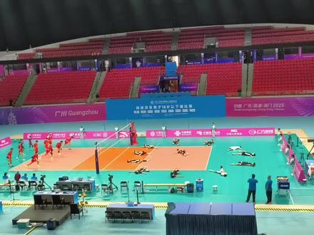 齐齐哈尔一中男排赛前热身!加油孩子们!