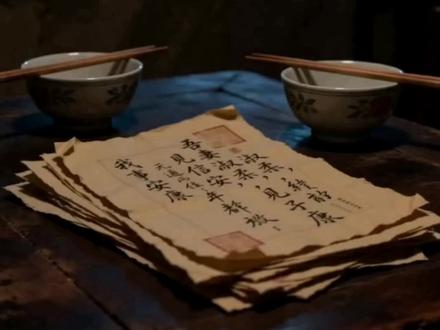 短剧:《情书》 故事梗概:——
叶淑柔(阿嬷):潮汕女性,温婉坚韧,为爱嫁给家境普通的郑木生。丈夫下南洋后,她独自拉扯三个孩子长大,一生守着侨批书信,苦等爱人归来。
郑木生(阿公):敢闯重义的潮汕青年,为躲避抓壮丁远赴泰国打拼,一心挣钱养家。正直仗义,最终客死异乡,生前托付挚友谢南枝照顾家乡妻儿。
谢南枝:泰国客栈老板之女,郑木生的挚友。 火灾中郑木生救了谢南枝和她父亲。郑木生离世后,为不让叶淑柔绝望,谢南枝以木生名义写了40年侨批书信、寄钱寄物,用半生善意谎言,守护了阿嬷一生的希望。
晓伟:叶淑柔的孙子,因负债远赴泰国寻找传闻中成为富豪的阿公,揭开了尘封半世纪的真相,串联起两代人的故事。