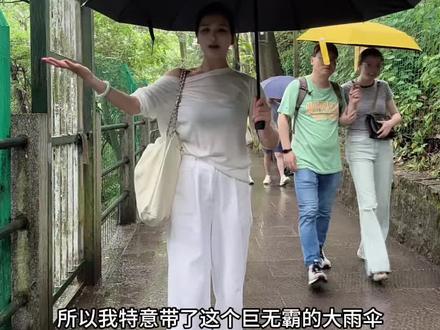 不到二十块买到的一把巨无霸大雨伞,它就是雨越大越有安全感!可以躲4个人都没问题,未来一周都有大雨,这个很实用赶紧备上,需要时随时都能用上#亲测分享 #雨伞 #晴雨两用伞 #出游必备