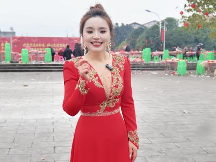 千年前,李白从这里带走了一首诗;而今天我们在同一个地方摆了60桌坝坝宴品年味 贺新春。#原来李白在这渡江 #四川渠县 #乡村守护人 #主持人蒲秋秋 #渠县小董卿