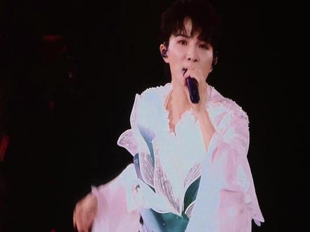 周深成为首位在香港启德体育园开唱的内地歌手, 成龙、刘德华、张学友等巨星齐送花篮祝贺!#周深 #周深香港演唱会 #生米 #深深的 #媒体精选计划