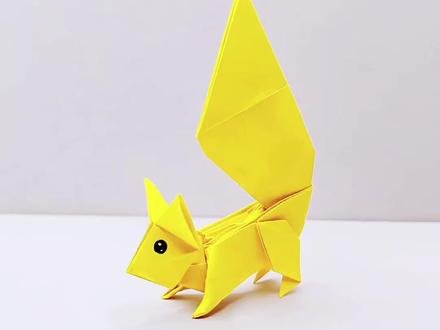 今天这一只可爱的小动物,小松鼠折纸步骤,步骤有些长,按照视频可以折成,成品效果好,快来试试吧!#折纸 #手工 #小松鼠折纸 ##折纸控 #创作灵感