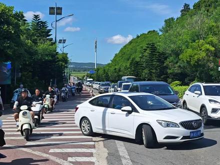 如果你想晚起出发畅游北线,那么这个作为前平潭岛共享单车公司操盘手的反穿攻略,不堵车有风车有大海有免费赶海的地方收好。
⬇️反穿路线(适合节假日路线规划)
导航:和平村公共厕所(这里有沙滩贝壳)~导航:罗澳步道观景台(可以看见公铁两用大桥)~钟门村观景台~猫头乾~一网情深观景台~榕山大桥(会唱歌的路)~北部廊道F5观景台~北部廊道F4祈愿石~童话小镇s弯~国彩村~海边大蹦床~风车森林公路~玻璃栈道~~。(适合节假日的时候人多的时候去,人少也可以走这条路线人少景美特别宁静与美好)
⚠️猫头乾那边走到最顶部有一个榕树左拐有一个猫头乾步道你们一定要去#平潭 #平潭旅游攻略 #平潭三天两夜
