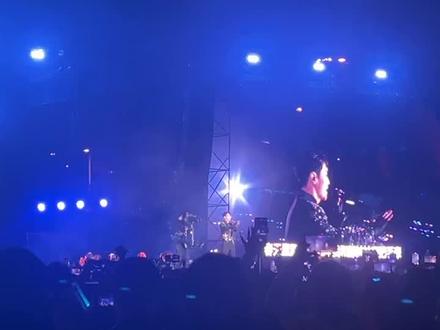 张艺兴2025年12月31号跨年完美的跨年演唱会染色体家族现场炸场#live现场 #摇滚现场 #音乐节#万人合唱 香港演唱会 有4万人现场