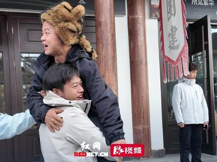 11月20日,荒野求生14名挑战者七星山“线下见面” ,“林北”把“苗王”举高高,工作人员:“苗王1米85!”#张家界七星山荒野求生选手精神状态超前