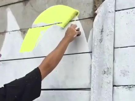 #手绘墙 #施工现场 荧光颜料混到了刷墙涂料里,滚出来的荧光涂鸦太抢眼了。