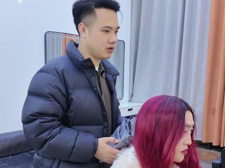 没想到理发师是这样的人,尤其是视频最后那一幕,咋那么想笑呢?#搞笑 #理发 #服务态度 #内卷 #剧情
