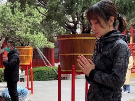 发现原来很多人和我一样不清楚礼仪。
上一期发布后被小伙伴纠正了错误❌
这期已经改进,并增加了问讯全流程!
-
最后还是想说,礼仪只是一部分
更重要的还是心诚❤️
愿你万事顺遂,好运常伴!
#广济寺 #礼佛 #上香 #拜佛 #佛教文化