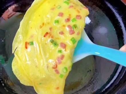 鸡蛋饼就像我这样做,软软乎乎的巨好吃!早起5分钟就能搞定全家的早餐#鸡蛋饼 #早餐鸡蛋饼#摊咸食 #快速早餐