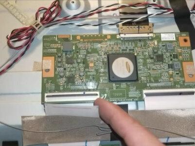 海尔液晶电视开机蓝屏无图像,因颗小电阻解决。#液晶电视维修 #电视 #原来家电还可以这样 #家用电器 #电视机