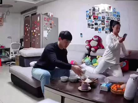 当婆婆转来8888的过年红包,会来事儿的老公这样做……一段好的家庭关系里,不仅需要明事理的婆婆,更需要一个“会来事儿”、懂调和的老公。当然啦,我也绝不会亏待对我好的所有人#婚后生活#好老公 #冯小怪和张CC #监控下的一幕