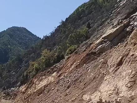 S201湖南平江县虹桥至加义公路改建工程,起点位于虹桥镇北侧的圳上,顺接S201,路线往南沿老路展线,经虹桥、古楼坳、张公坪、塘轩屋、杨公堂、三岔坳、石头门、大兴村、木金乡、白马庙、青芬村、公安村、保全村,至赤溪渡后完全利用平益高速长寿连接线,至花园村后,沿现有老路展线,经曾家坳、友谊村、联合村,建设终点位于石林岩与平益高速加义连接线相接,然后完全利用加义连接线至加义镇,运营终点位于加义镇南侧的王家冲与S202相交,顺接S201。路线全长47.323km,其中完全利用长寿连接线段长3.499km,完全利用加义连接线段5.331km,实际路线建设里程长38.493km。全线共设置桥梁207.92m/7座,其中中桥72.28m/1座,小桥135.64m/6座,涵洞139道。本项目采用二级公路的标准建设,采用设计速度40km/h(局部困难路段 30km/h),路基宽度8.5m,路面宽度7.0m,土路肩硬化 1.5m,桥涵汽车设计荷载等级为公路-Ⅰ级。