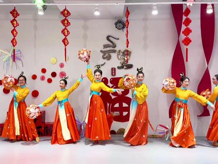 云里古典舞机构,2026年第一支舞蹈【贺新春】之《唐宫雅乐》完整版
这才是中国的新年🏮🏮🏮🏮——为伊而舞第5集#唐宫雅乐 #非遗滚灯 #翻跳 #贺新春迎新年 #舞蹈