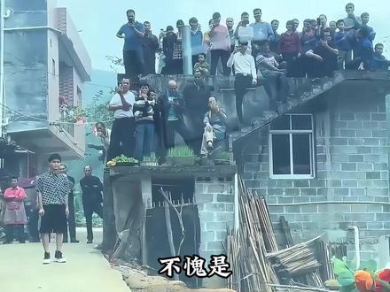 爱看热闹,也要注意自己的安全# 搞笑 # 万万没想到 # 离谱 # 娱乐